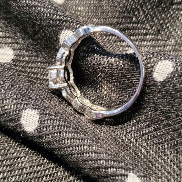 9/$30 ππ€ NWOT Silver ring with faux diamonds centre faux diamond - Picture 6 of 9
